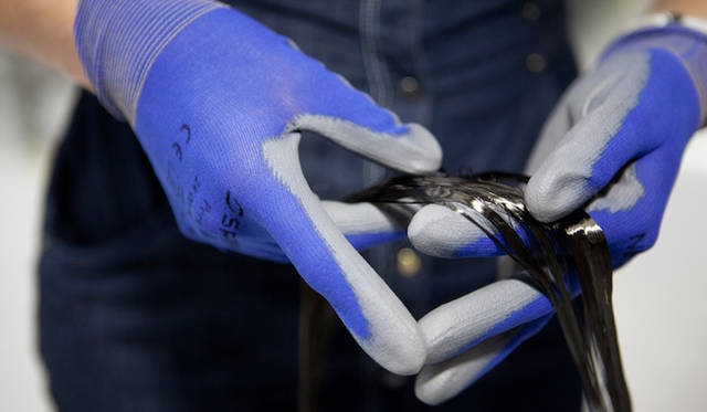 PANプレカーサーから、加工化され出来上がった炭素繊維（カーボンファイバー）