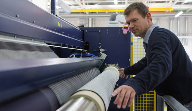 ヴァカースドルフ・イノベーション・パークでおこなわれる、スタックの加工