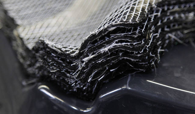 予備形成された炭素繊維のスタック。。ヴァカースドルフから送られてきた断裁済みのスタックは、ランツフートとライプツィヒの生産施設において、CFRP製のボディコンポーネントに変わる