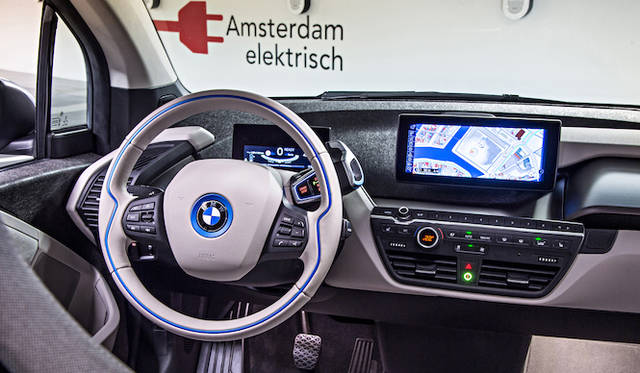 オーガニックな雰囲気で包まれているi3のインテリア。バングラデッシュのモンスーン期に急速に成長するケナフという植物から作ったカーペットでダッシュボードの上面を覆うなど、ひと目見ただけで「このクルマはきっと環境に優しいにちがいない」という雰囲気を漂わせている