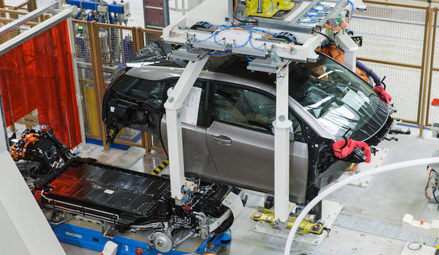 炭素繊維でつくられたライフモジュール（上）と、アルミニウムでつくられたドライブモジュール（下）を結合する様子