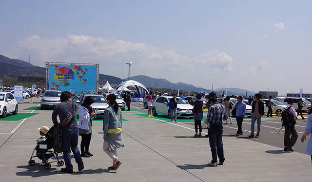 メイン会場であるAパドックには、触れることが可能な最新のフォルクスワーゲンモデルが展示され、来場者は気になるモデルを細かくチェックしていた