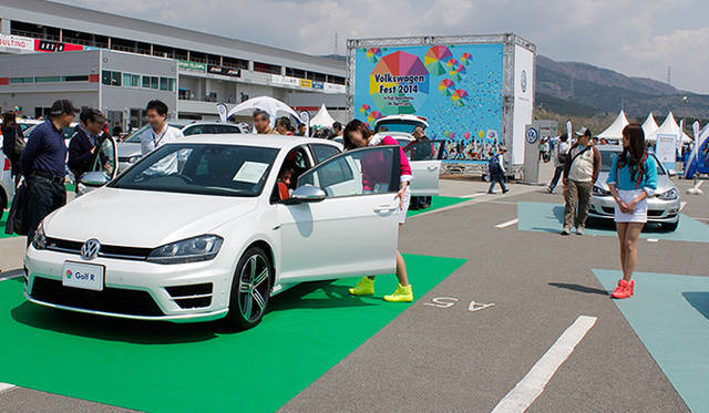 メイン会場であるAパドックには、触れることが可能な最新のフォルクスワーゲンモデルが展示され、来場者は気になるモデルを細かくチェックしていた