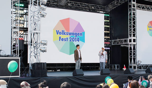 メインステージでは、クルマを愛するDJとして有名なピストン西沢氏がトークショーと会場内専用のラジオ放送を担当。その内容は、館内放送で流されたほか、来場者にプレゼントされた携帯ラジオでも楽しめ、サーキットに誕生した一日限りのスペシャルFM局として、軽快なトークと音楽でイベントを終日盛り上げた