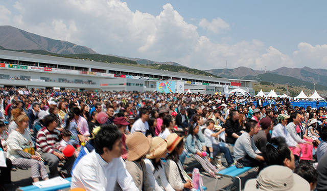 ステージには、スペシャルゲストとしてシンガーのMay.Jさんも登場し、「Let It Go ～ありのまま～」など3曲を披露。子供から大人まで多くの観客が集まり、人気の高さをうかがわせた