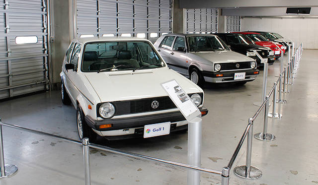 ピットエリアは、歴代ゴルフやクラシック ビートルなどを展示するヒストリック展示ブースがもうけられた