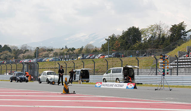 スペシャルアトラクションとして、本コースのストレートを利用したドラックレースが実施された。愛らしいオールド ビートルが猛スピードでダッシュ