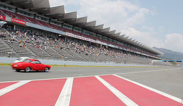 スペシャルアトラクションとして、本コースのストレートを利用したドラックレースが実施された。愛らしいオールド ビートルが猛スピードでダッシュ