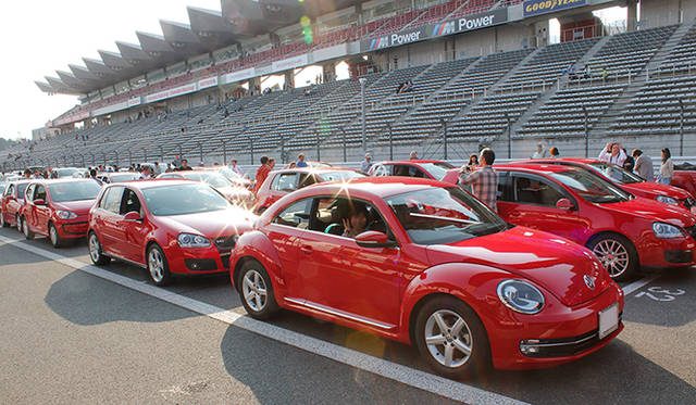 イベントの締めくくりは、パレードラン。新旧さまざまなフォルクスワーゲン車が、広々とした富士スピードウェイの本コースを埋めつくす姿は圧巻。それ以上に、パレードに参加したドライバーたちに笑顔が溢れていることが印象的だった