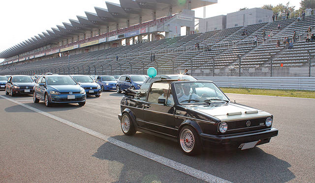 イベントの締めくくりは、パレードラン。新旧さまざまなフォルクスワーゲン車が、広々とした富士スピードウェイの本コースを埋めつくす姿は圧巻。それ以上に、パレードに参加したドライバーたちに笑顔が溢れていることが印象的だった