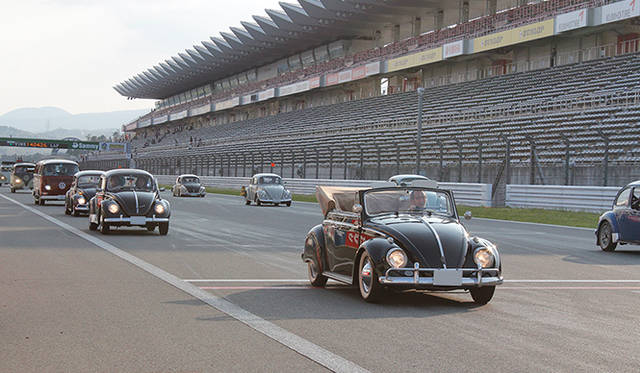 イベントの締めくくりは、パレードラン。新旧さまざまなフォルクスワーゲン車が、広々とした富士スピードウェイの本コースを埋めつくす姿は圧巻。それ以上に、パレードに参加したドライバーたちに笑顔が溢れていることが印象的だった