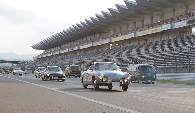 イベントの締めくくりは、パレードラン。新旧さまざまなフォルクスワーゲン車が、広々とした富士スピードウェイの本コースを埋めつくす姿は圧巻。それ以上に、パレードに参加したドライバーたちに笑顔が溢れていることが印象的だった