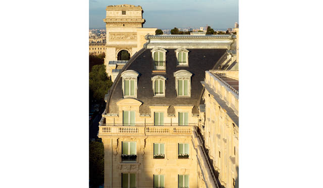 ホテルのすぐそばには凱旋門が