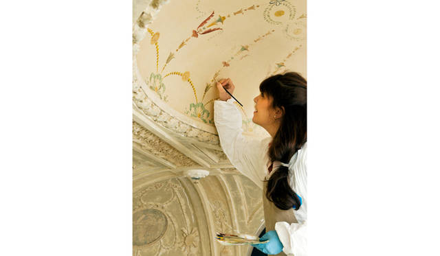 アトリエ・ゴアールの職人が、アダム・サロン（サロンサービスルーム）のドームの絵を修復