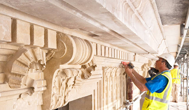 石工がファサードの復元にあたっているところ