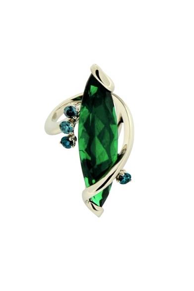 <strong>STYLEBOP.com｜10周年記念、限定コレクションを発表</strong>　Delfina Delettrez  ストーンリング  (White gold band, synthetic faceted emerald, blue diamonds)  　77万9352円