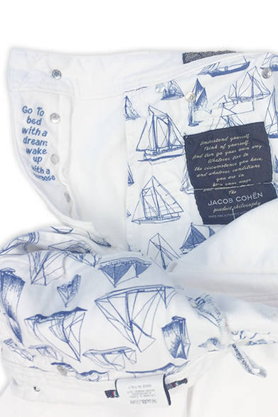 スレキ布にはヨットの柄が踊り、マリンテイストをプラスする