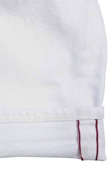 赤のセルビッジが白いデニム地に映える