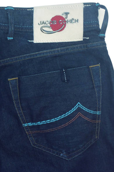 波を表現したブルーとオレンジのバックポケットのステッチ。上下で縫い方がちがう点にも注目したい