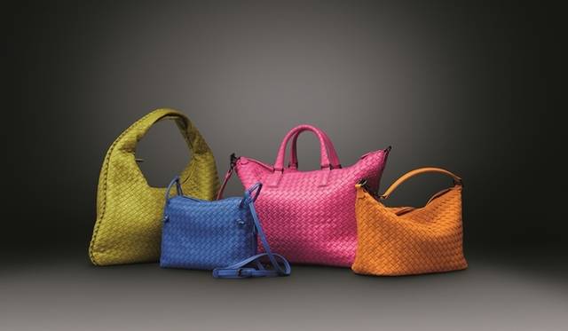 <strong>BOTTEGA VENETA｜魅力的な「色」をフィーチャーした限定イベント「THE COLORS OF BOTTEGA VENETA」を開催</strong>　（左より）VENETA [H50×W51]　27万5000円、Shoulder Bag [H17×W24×D4]　16万5000円、Convertible Bag [H34×W40×D3]<br />34万3000円、Mini Shoulder Bag [H17×W25×D12.5] 13万8000円