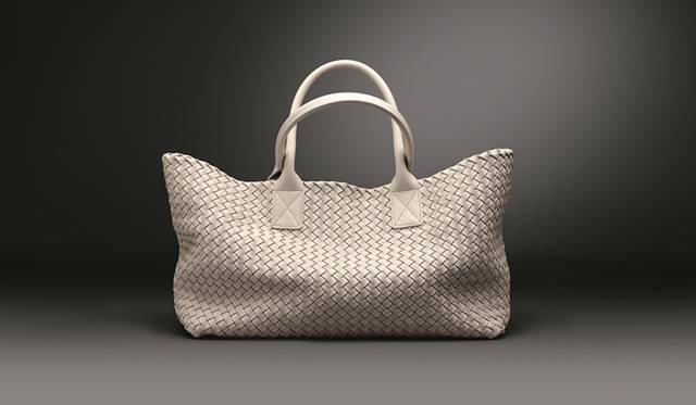 <strong>BOTTEGA VENETA｜魅力的な「色」をフィーチャーした限定イベント「THE COLORS OF BOTTEGA VENETA」を開催</strong>　ミストカラーの「カバ」（限定50個）　[H25×W40×D16] 　63万円