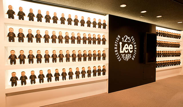 会場の入り口で迎え入れるのは、本展のために特別に製作された125体の「Buddy Lee」