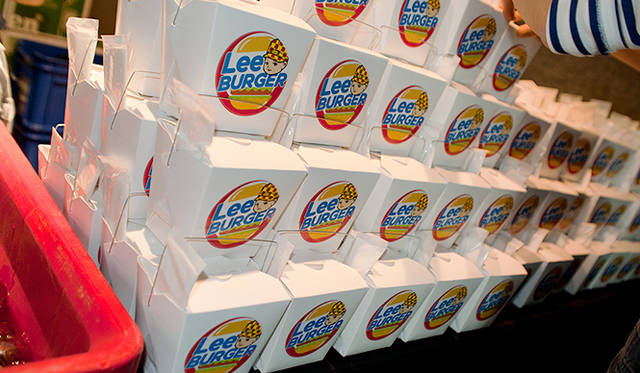 オープニングパーティの会場では「Lee BURGER」のケータリングがふるまわれた