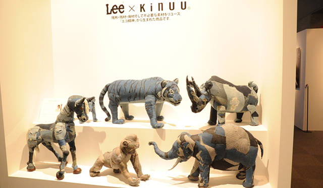 残布、残材、廃材をリユースして生まれる「Lee × Kinuu」。エコロジカルアーティストのKinuuの作品には、手作りのぬくもりと、環境への強いメッセージが込められている