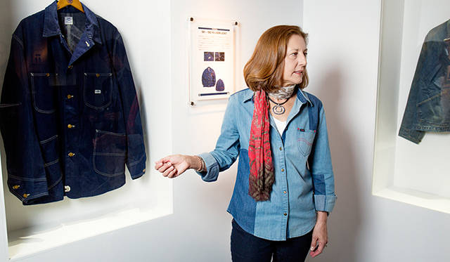 「これは鉄道作業員のなかで人気が高まり『ロコジャケット』という愛称で親しまれてきたワークジャケットです。『Jelt Denim』という非常にタフな生地で製作されています」