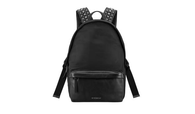 <strong>GIVENCHY BY RICCARDO TISCI｜日本初の路面旗艦店が表参道にオープン</strong>　BACKPACK WITH STUDS　[W30×H44×D18cm]　14万2000万円 （税抜き）