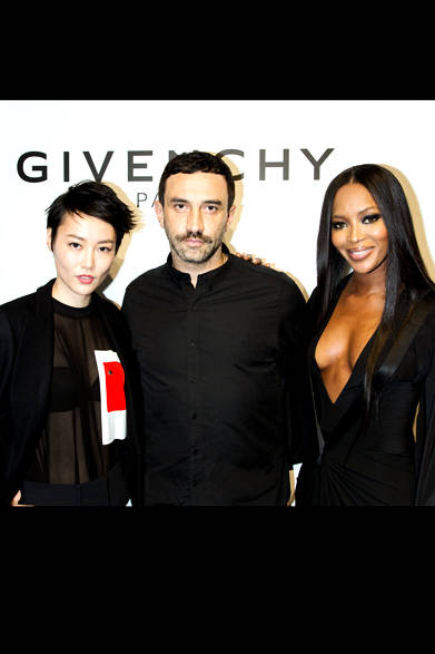 <strong>GIVENCHY BY RICCARDO TISCI｜ジバンシィ表参道店のオープニングパーティ </strong><br />（左より）菊池凛子、リカルド ティッシ、ナオミ・キャンベル