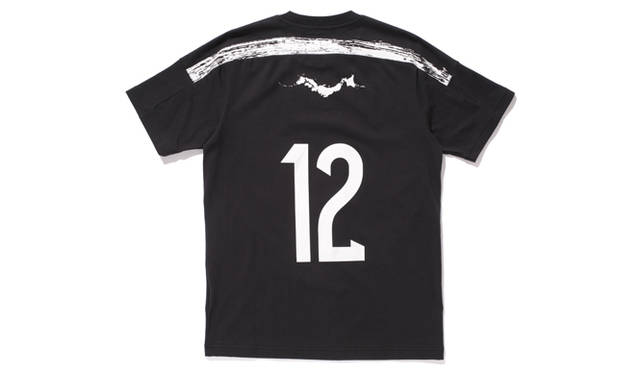 「A.FOUR LAB.」<br />アディダス オリジナルスと長きにわたってコラボレーションコレクションを継続している倉石一樹氏は自身の名義「A.FOUR.LAB.」としてエントリー。氏が得意とする幾何学模様のグラフィックデザインは、無限に広がる可能性を秘めた一連の点で構成されている。左胸のプリントはブランドのクリエイションのモットーでもある“破壊、そして再生”を意味するメッセージを点線のなかで表現することで、絶え間ない創造と進化というメッセージが込められている