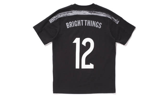 「FACETASM」<br />“さまざまな見え方”という意味の込められたブランド「FACETASM」からは、ブランドの象徴である「F」からつながるような、アディダスの3ストライプをグラフィックで表現した