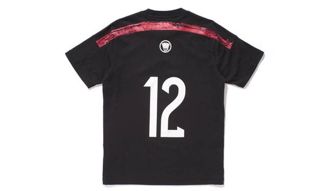 「Y-3」<br />スポーツとファッションのあたらしい融合をリードしてきた「Y-3」。フットボールへの情熱を、独自のグラフィックとY-3ならではの深い造形のデザインで表現