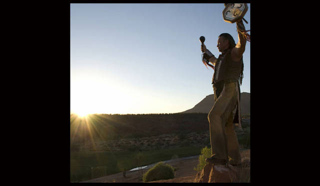 <strong>Wakan Organics｜ワカン オーガニクス</strong><br />年にたった2度、月の満ち欠けに合せて約3カ月間、発酵熟成して作られるネイティブアメリカンの秘薬「ホホバハーブエキス」を配合