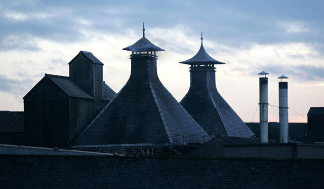 <strong>HIGHLAND PARK｜ハイランドパーク</strong>　ハイランドパークは現在も製造に使う20％のモルトを手作業（水に浸した大麦を一定時間ごとに攪拌しながら麦芽を作る作業）でおこなっている。