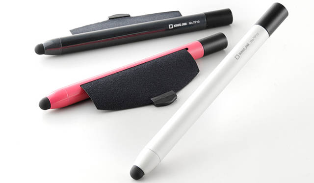 ペン側面のつまみを引っ張ると、なんとクリーニングクロスがお目見え。スマートフォンやタブレットを使用時に気になる、画面の皮脂汚れをすぐに拭き取ることができる。いつでも端末をキレイにしていたい方におすすめ。<br /><br />TP10<br />カラー｜メタリックブラック、パールホワイト、ピンク <br />価格｜1000円（税抜）