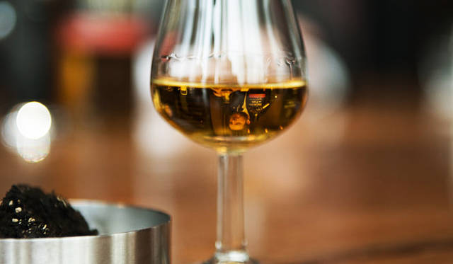 <strong>HIGHLAND PARK｜ハイランドパーク</strong>　2009年のワールド・ウイスキー・アワードでは、「ワールド・ベスト・シングルモルト」に選出されるなど、つねに高い評価を得ている