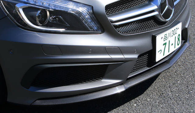 試乗車にはAMGカーボンパッケージが装着されていた。リップスポイラー、サイドスカート、ドアミラー、リアディフューザーがカーボンに、フロントグリルにシルバークロームがあしらわれる。<br />