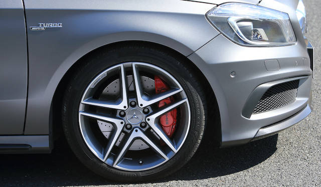 フロントはφ350×32mmのベンチレーテッドディスクに4ピストンの固定キャリパー、リアにはφ330×22mmにシングルピストンのフローティングキャリパーを採用。赤いキャリパーにはAMGのロゴが刻まれる。<br />