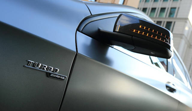 ボディサイドには「TURBO AMG」のロゴバッジがそなわる。<br />
