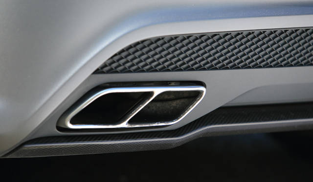 Aクラスのなかでも、A 45 AMG 4MATICのみスクエアデザインのデュアルツインエグゾーストを採用する。カーボン製のリアディフューザーはオプション。<br />