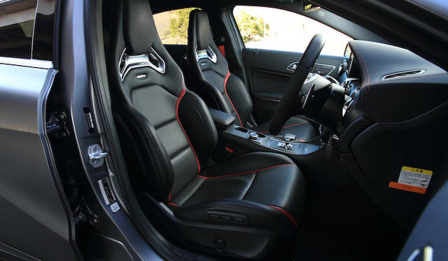 インテリアは赤と黒のレーシーなコントラストでまとめあげられている。<br />