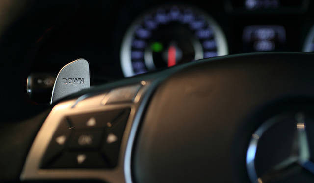 ハンドルの裏側にはパドルシフトがそなわる。<br />