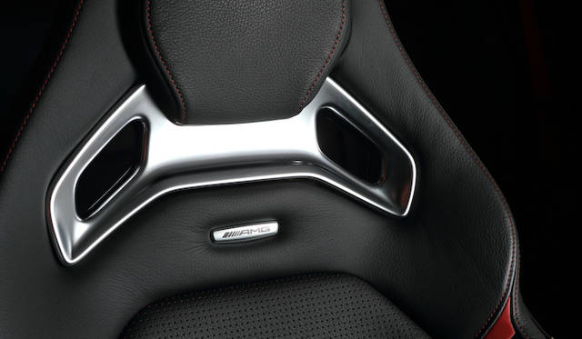 オプションのAMGパフォーマンスシート。標準ではフルパワーの本革シートを採用。<br />