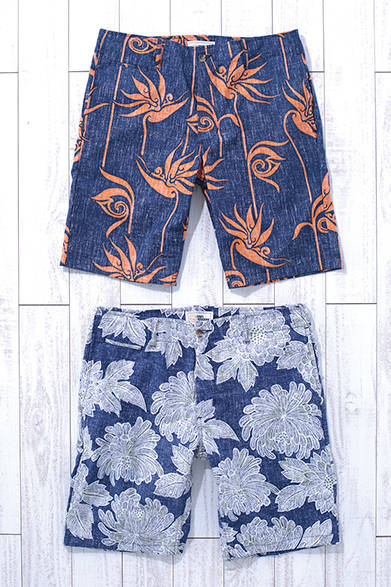 MENS｜（写真上）ブルー地にオレンジのコントラストが爽やかな花柄ショーツ。ポケットはセットアップと同じプリント地。（写真下）菊を彷彿とさせるような花柄は、ブルーに白のプリントでスマートに着こなせるショーツ。こちらのポケットはブルーの小花プリントが使われている。各1万3000円（reyn spooner）<br />※税抜き価格