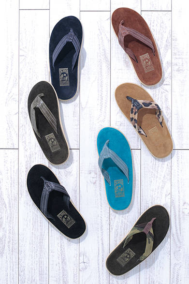 MENS｜ジャーナル スタンダードが各色を別注。レオパード柄や迷彩柄など、ストラップのバリエーションもさまざま。スエード ビーチサンダル［ジャーナル スタンダード限定］各1万3800円（アイランド スリッパ）<br />※税抜き価格