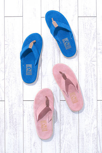 MENS｜単色のモデルには、フッドベッドに足当たりの良いスウェード、アッパーにはプルアップレザーというマッチングをほどこした。スエード ビーチサンダル［ジャーナル スタンダード限定］各1万3800円（アイランド スリッパ）<br />※税抜き価格