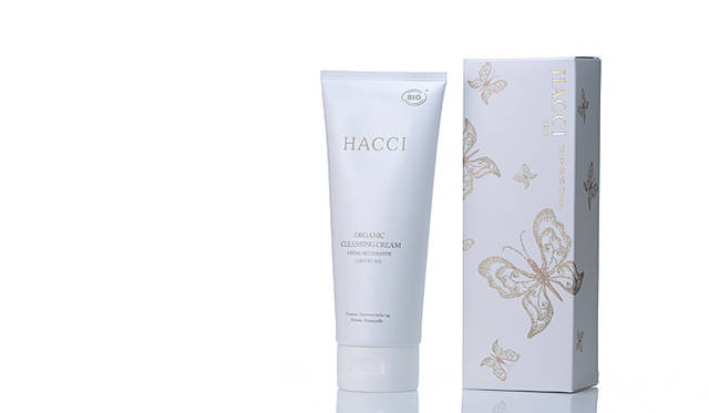 <strong>HACCI｜ハッチ</strong>　フランスのBIO第一人者と共同開発して完成。自然の恵みをたっぷり受けた、有機認定クレンジングクリーム。99パーセント天然由来成分のとろけるテクスチャーで、まるで肌が生まれ変わったような、もっちりふくよかな仕上がりに。「クレンジングクリーム」（200g）5724円（税込)