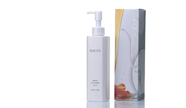 <strong>HACCI｜ハッチ</strong>　美容液成分をたっぷり85パーセント以上も配合しているため、美容液で洗っているような感覚に。敏感な肌にもオススメのスキンケアするクレンジングミルク。やわらかくまろやかなテクスチャーと香りでリラックス。「クレンジングミルク」（190ml）4320円（税込）